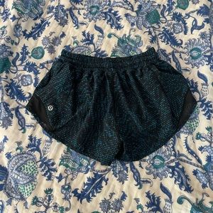 SIZE 4 2.5 LULULEMON SHORTS- PERFECT CONDITION - so adorbs